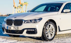 2016_BMW_7-Series_(G11)_sedan,_front_view